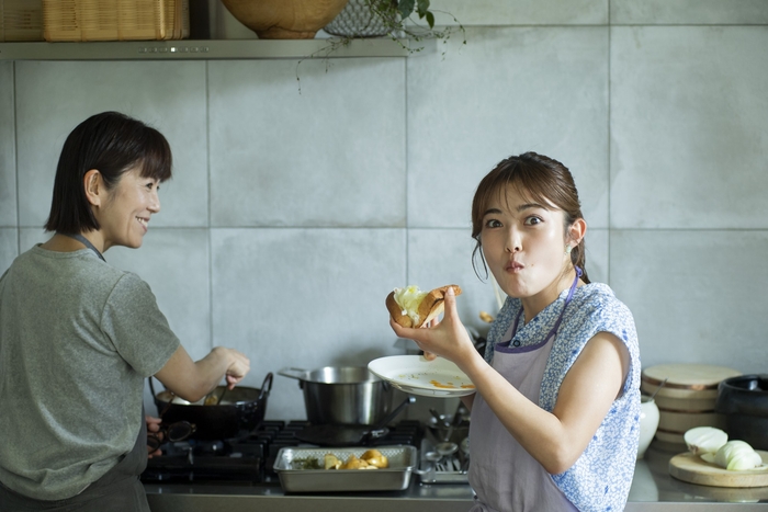 左/ワタナベマキさん、右/井上咲楽さん