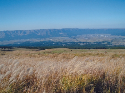 阿蘇中央火口丘から北 外輪の眺望