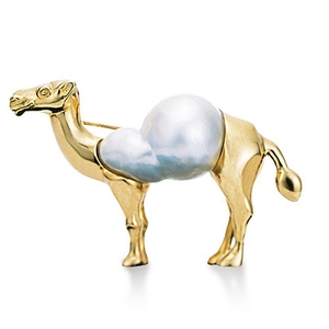 パールの形からラクダのコブを連想してデザインしたブローチ。“間の抜けた表情”までこだわって製作。