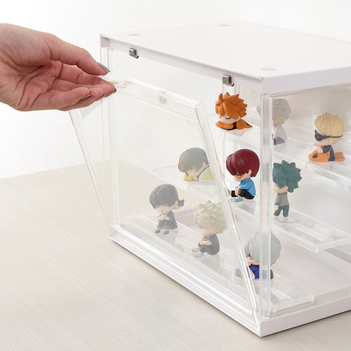 フロント扉はマグネット仕様でピタッと閉まります。大きく開くため、中のディスプレイもしやすい設計です。