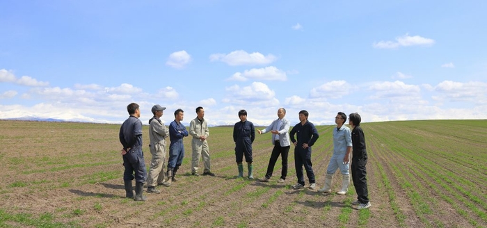 株式会社東神楽アグリラボ設立時に撮影した農家との写真