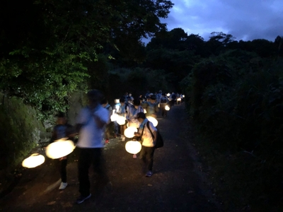 提灯を片手に散策をする（画像はイメージです）