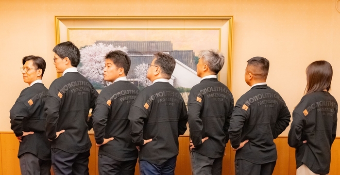 モノリスのユニフォームを着て