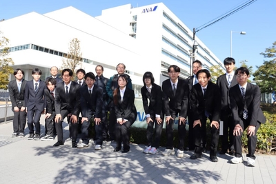 「ANA Blue Base」の玄関前で記念写真