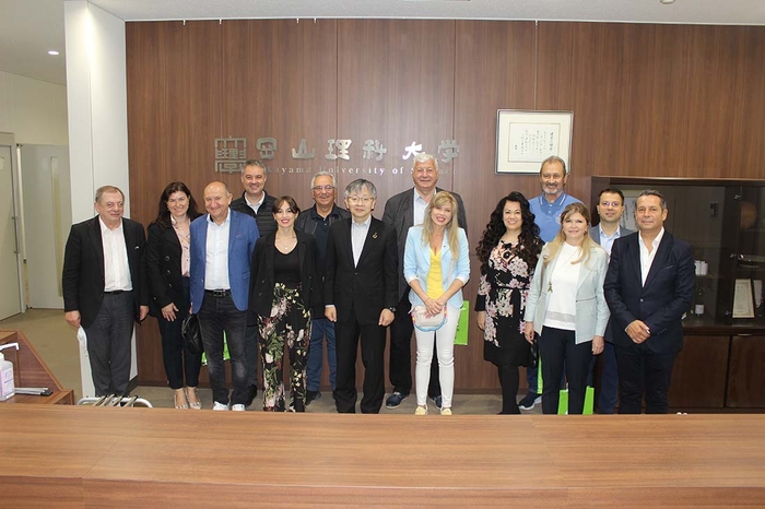 平野学長(中央)を表敬訪問したプロヴディフ市の一行