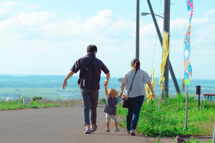 庄内平野が見渡せる月山高原での親子連れ