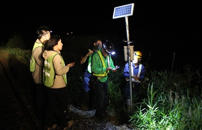 鹿ソニックを点検して回る辻特坦教授（中央）