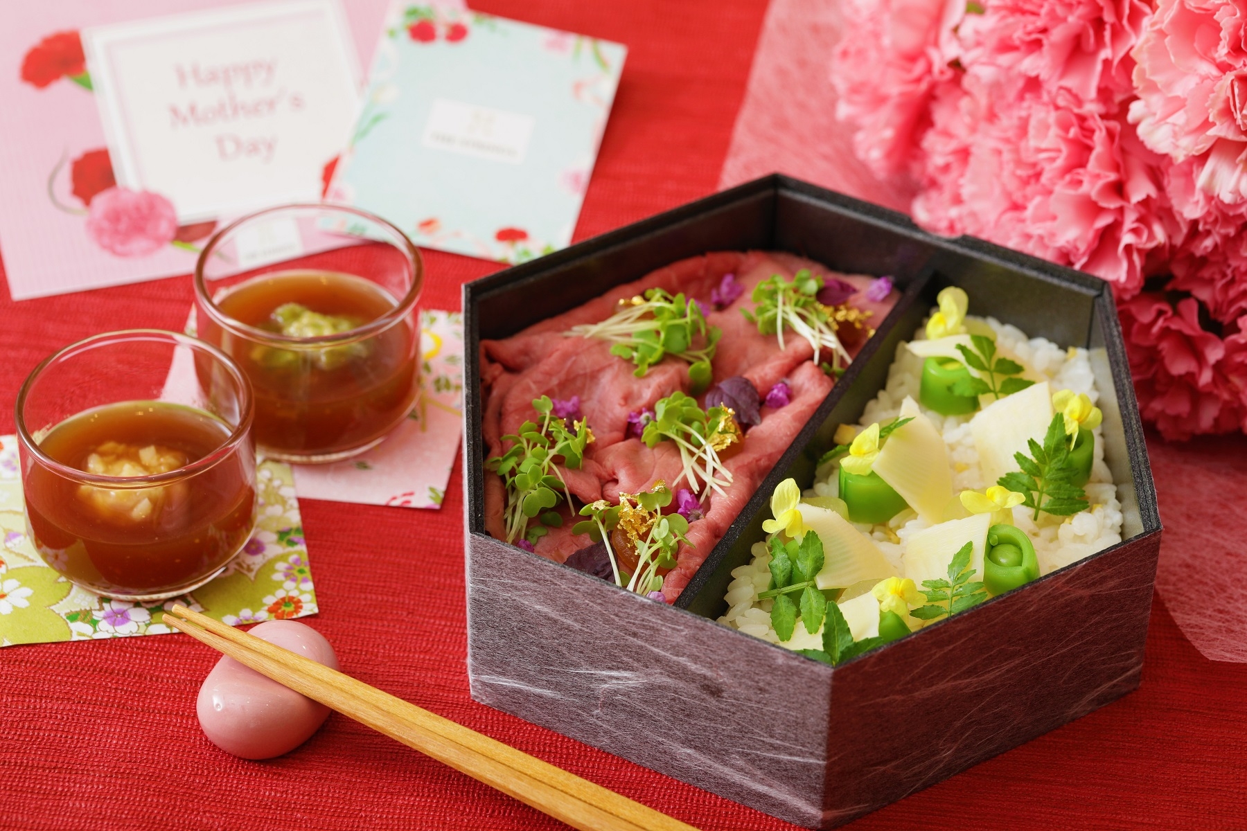 “母の日”“父の日”感謝のテイクアウトギフト!『Hotel Chef’s Bento“旬菜おこわ&ローストビーフ”(カーネーション付き/赤ワインミニボトル付き)』