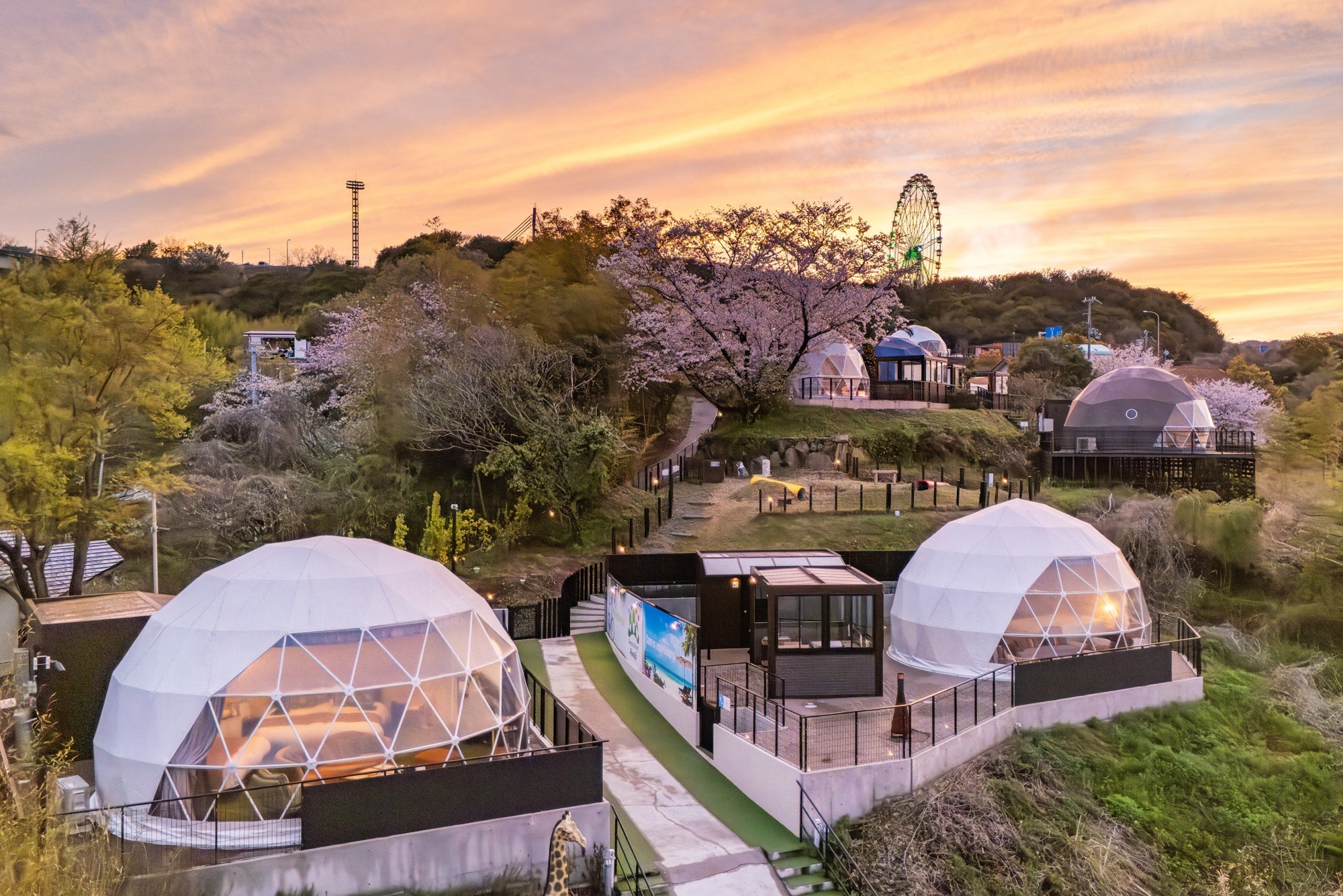 淡路島の"海の見える丘"に展望台が誕生
オーシャンビュー×通年イルミネーション×バーベキュー
グランピングリゾートAwajiで、新しい景色と過ごし方を