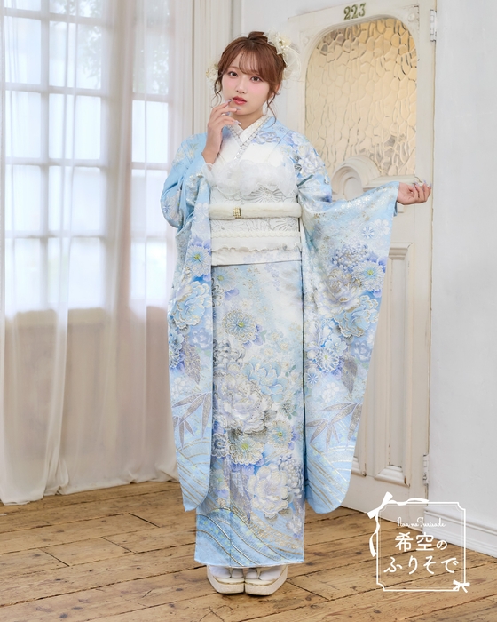 清楚で優しい色合いの振袖