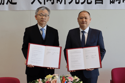 協定書を手に記念写真に納まる（左から）平野学長、バダムハタン所長