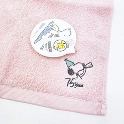 スヌーピー７５周年記念アイテム。さりげないかわいさに肌触り抜群な高品質なタオルです。