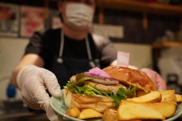 続々と開発される限定メニューが大人気！池袋チアーズバーガーが「さくらバーガー」や「マルゲリータバーガー」を新発売！