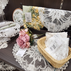 本格的なレースや刺繍の数々。豊富なデザインと幅広いサイズ展開が魅力