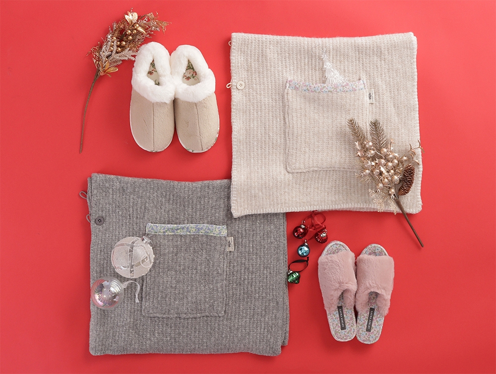 (左上から) ふわふわルームシューズ ¥4,950 (税込) /ポケット付きニットブランケット 各 ¥9,790 (税込) / ふわふわフラワー柄スリッパ ¥4,290 (税込)