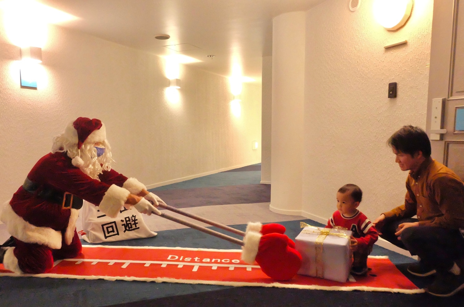 リゾナーレ熱海|サンタクロースがソーシャルディスタンスをとりプレゼントをお届け!「NO密!花火クリスマス」イベントを開催|期間:2020年12月1日~25日