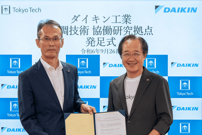 (左から)ダイキン 米田裕二常務執行役員と東京工業大学 益一哉学長