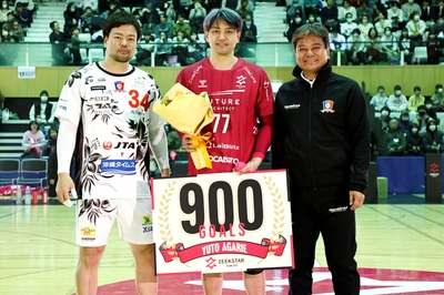 中央：副キャプテン東江雄斗（23年11月25日JHL通算900得点達成／23年12月末現在 通算得点歴代6位、現役4位）