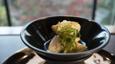 ▲『深秋』の「淡路3年とらふぐ／蕪／淡路葱の餡　黄柚子の香り」