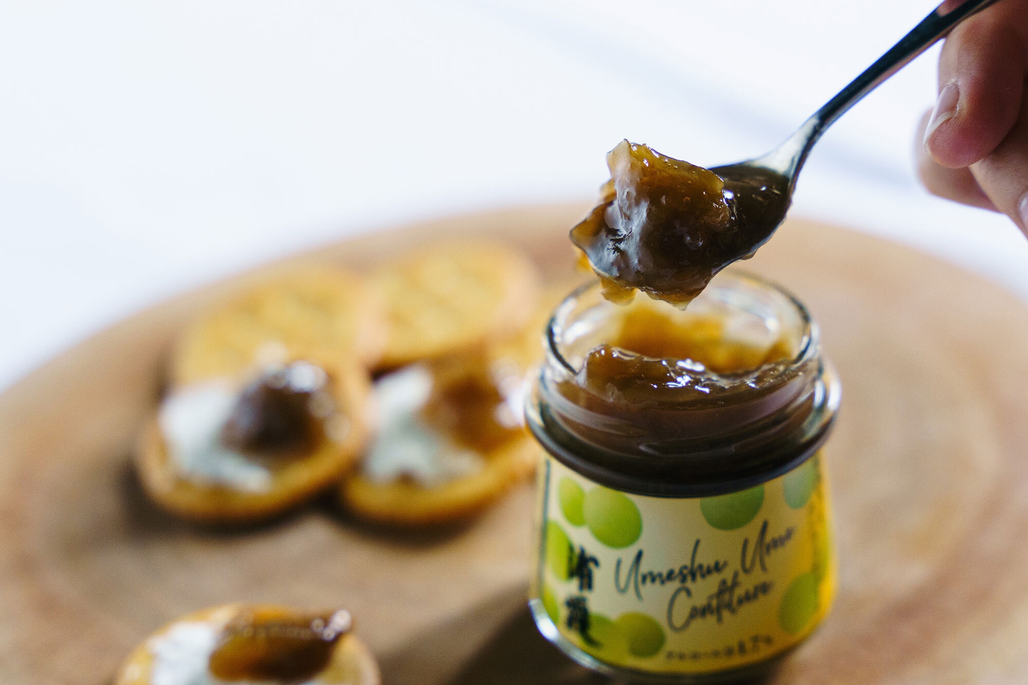 スプーンで食べる梅の実。ゴロッと果肉感!