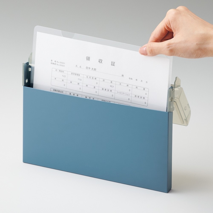 クリヤーホルダーが収納できるサイズ設計です。