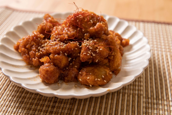 映画『エクストリーム・ジョブ』にちなんだ濃厚な甘辛さが癖になるヤンニョムチキンを再現!