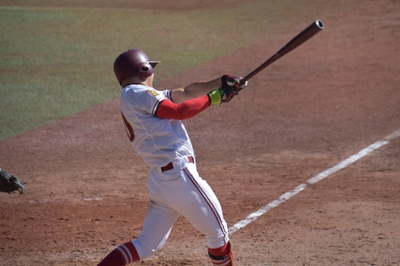 ２点タイムリー三塁打を放つ山蔭主将