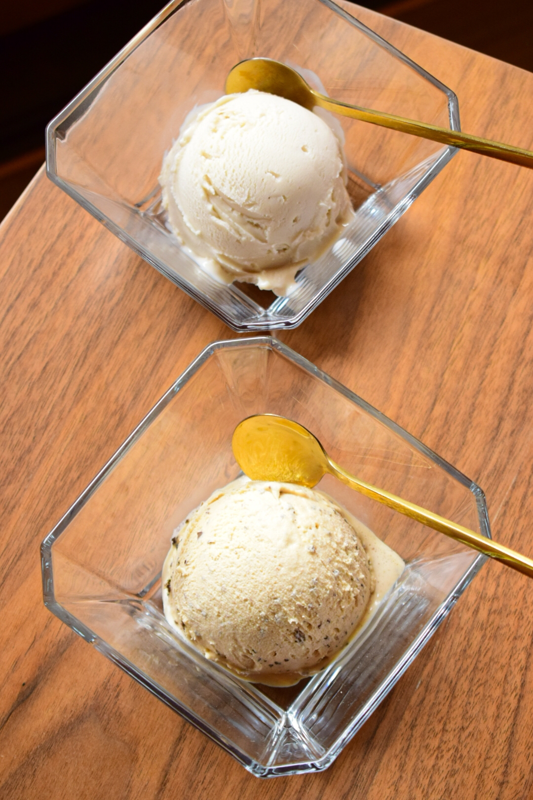 (上)阿嬷豆花店のタロ芋甘酒 (下)阿嬷豆花店の東方美人茶