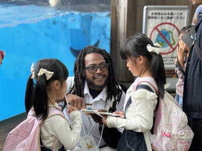 外国人の先生と一緒にバスツアーに参加しよう！(写真はイメージです)