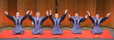 （左から）：伊藤伸二（盛岡劇場館長）、南部利文（南部家の第46代当主）、三浦宏（岩手日報社相談役）、谷藤裕明（盛岡市長）、眞下卓也（IBC岩手放送代表取締役社長）