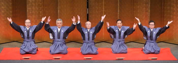 (左から):伊藤伸二(盛岡劇場館長)、南部利文(南部家の第46代当主)、三浦宏(岩手日報社相談役)、谷藤裕明(盛岡市長)、眞下卓也(IBC岩手放送代表取締役社長)