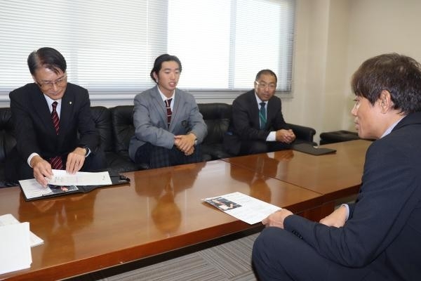 加計理事長(右)に全日本選手権3位を報告する上村選手(左から2人目)