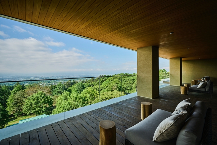 八ヶ岳連峰などを望む テラス