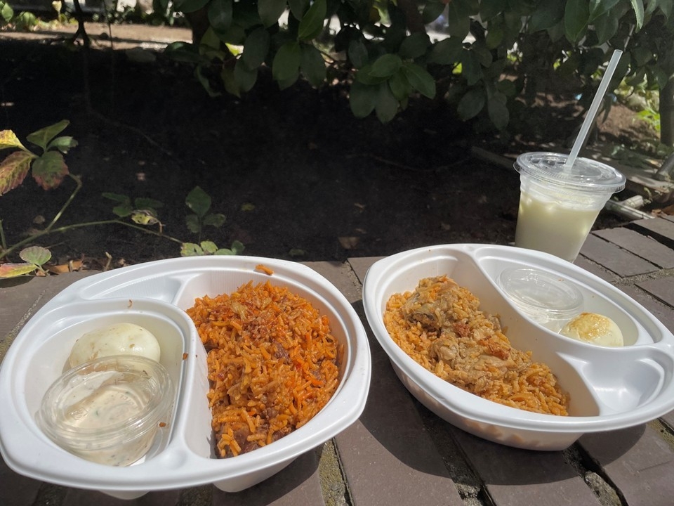 カッチビリヤニ/左とハイデラバードビリヤニ/右