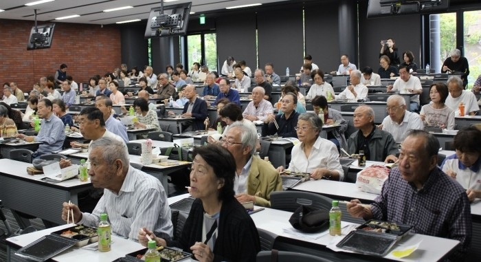 令和7年(2025年)の市民公開講座で近大アンチエイジング弁当を提供した様子