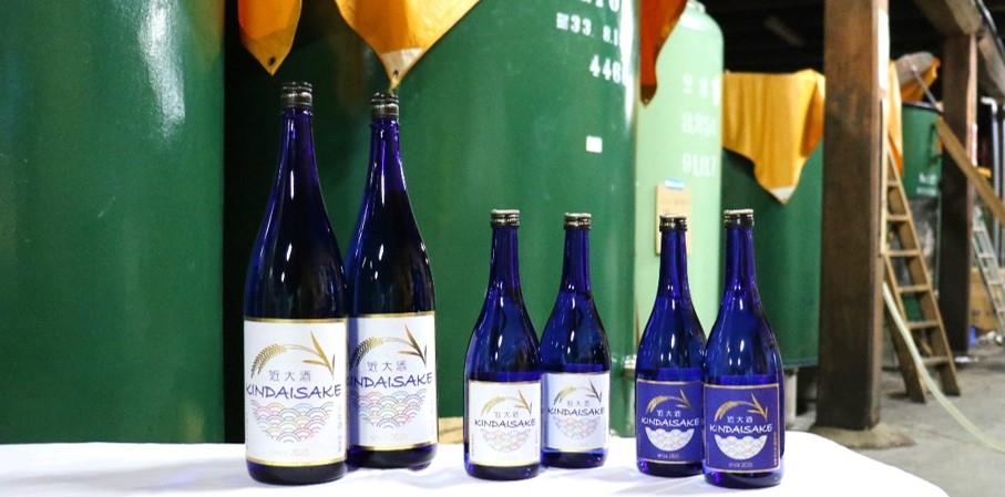 近大酒 純米酒一升瓶(左)、純米酒720mL(中央)、純米吟醸酒720mL(右)