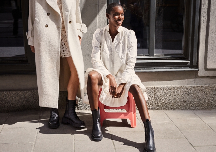 (左)ウールブレンドロングコート¥9,999(52% リサイクルウール 46% リサイクルポリエステル) レースワンピース¥7,499(100%リサイクルポリエステル) (右)ジャガードワンピース¥2,499(100%リサイクルポリエステル)