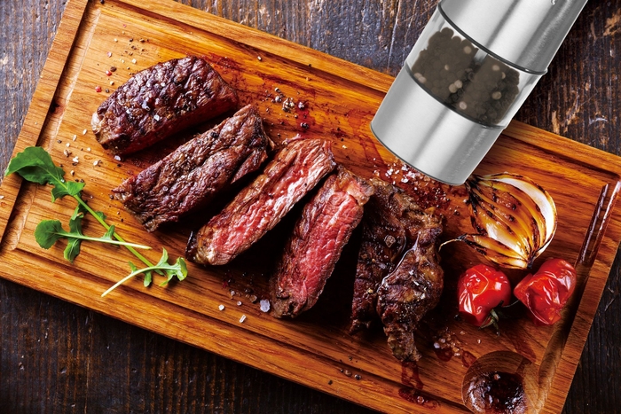 ステーキやグリルには、粗挽きの塩・コショウで、より本格的な美味しさを引き出します!