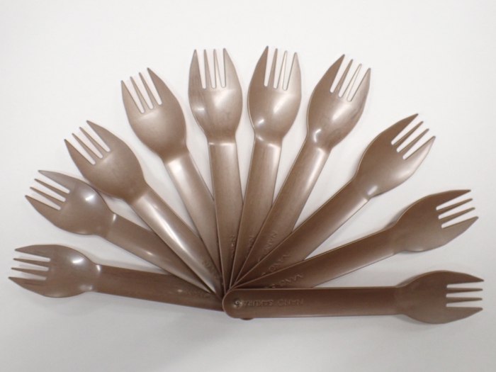 サルガッサムと言われる廃海藻を一部原料とした植物バイオマス分解性樹脂製カトラリー