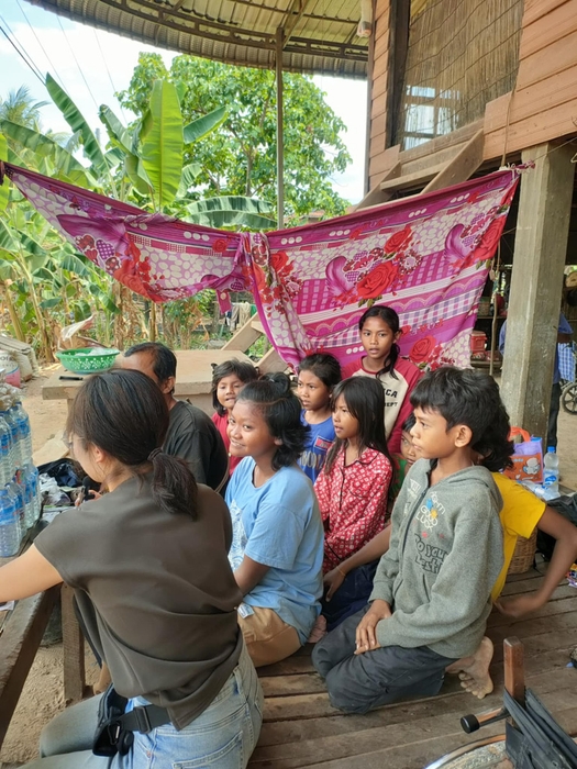 真剣にPCを見るカンボジアの子どもたち