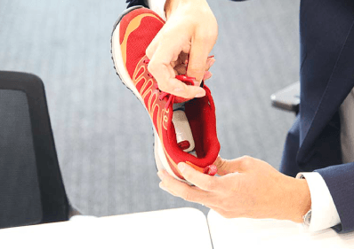 靴や杖などにセンサーを埋め込んだニフコ製品を取り付け、無線・電池レスデバイスで高齢者の見守りをする実証実験も進めている