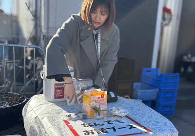 地域の場でお茶を囲み、何気ない会話からつながりをつくるコミナス