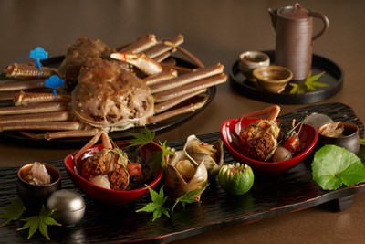 １㎏級のタグ付き活松葉蟹をお一人様一杯、お好み調理で味わうコースです。珍味・勢子蟹も