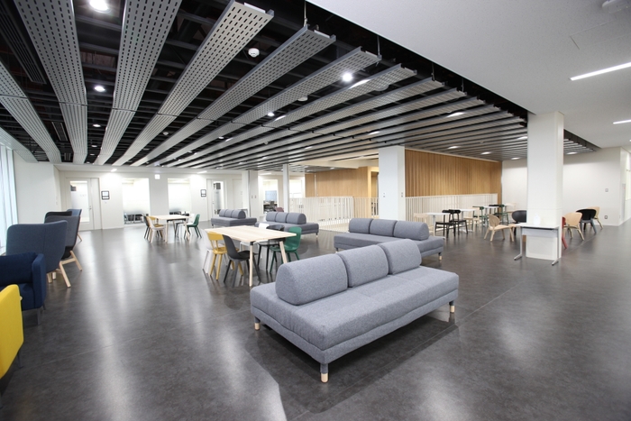 ラーニングコモンズ ©フォトスタジオウスタ