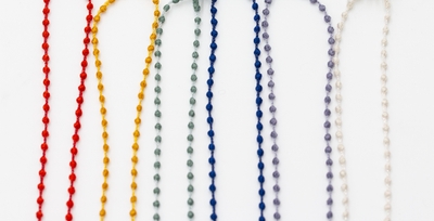 秋冬コーデのアクセントになる45㎝のショートネックレス