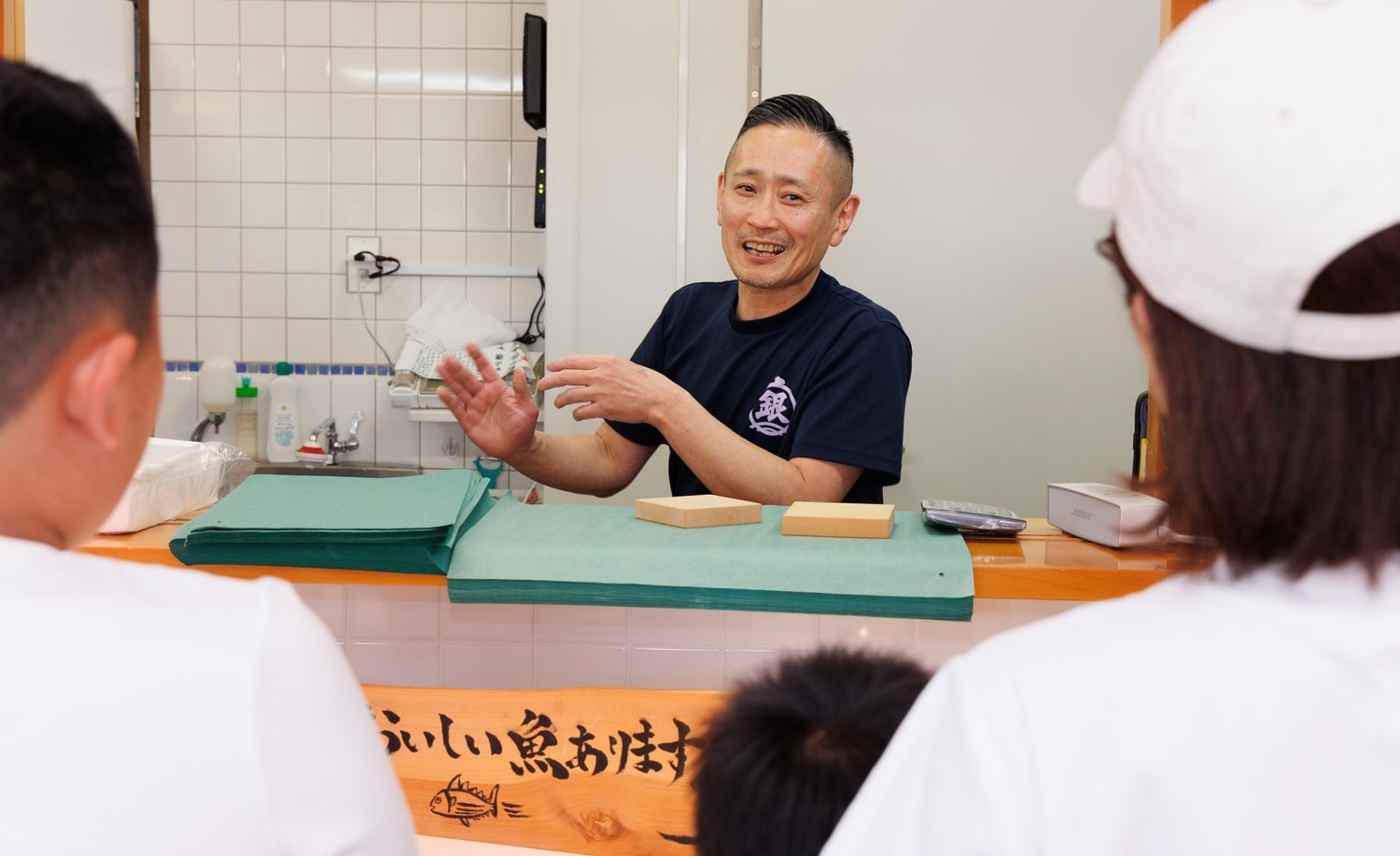 お客さんと会話を楽しむ様子