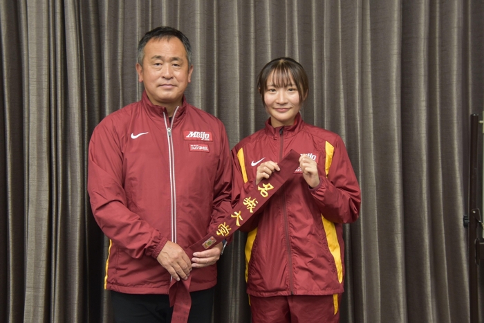 たすきを手にする米田監督と米澤キャプテン