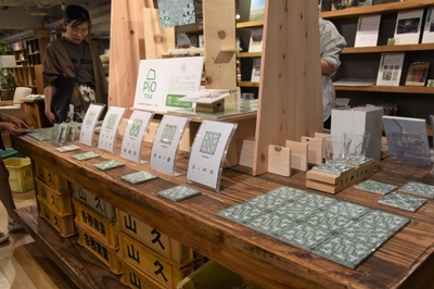 「かさはらのタイル産業とPiO TILE」の展示。レイアウトなどは谷田研究室の学生たちが担う
