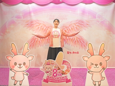 ピンクの羽を背にZAZYさん気分で記念撮影