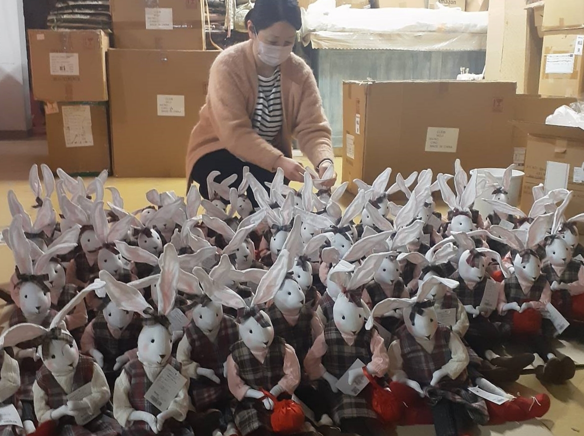 《卯年が終わる前に!》在庫の「うさぎちゃん」ぬいぐるみ130体の寄贈先を募る 福岡県直方市の会社がXで発信開始